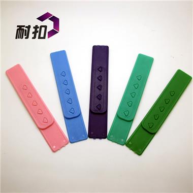 東莞耐扣廠家大量現(xiàn)貨直銷(xiāo)七孔排扣五孔帽扣環(huán)保塑膠帽尾扣