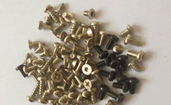 非標(biāo)準(zhǔn)螺釘?shù)谋砻嫣幚砉に?/></p><p>　　<strong>2、鈍化</strong></p><p>　　對(duì)螺釘在加工過(guò)程中進(jìn)行一次鈍化處理，不僅能夠?qū)⒙葆斏厦娴匿P跡、污跡溶解，還能夠?qū)β葆敱砻嫘纬梢粋€(gè)保護(hù)層，保護(hù)螺釘不受到腐蝕，這種加工方式比較經(jīng)濟(jì)，省錢。</p><p>　　<strong>3.鍍叻合金/鋅鐵合金</strong></p><p>　　還有一種對(duì)非標(biāo)螺釘表面處理的方法就是添加一層鍍叻合金/鋅鐵合金，這種方式能夠大大增強(qiáng)其產(chǎn)品的抗銹能力。</p><p>　<strong>　4.電泳</strong></p><p>　　這種表面處理的方法采用的是電泳技術(shù)，通過(guò)電冰技術(shù)，能夠讓橡膠、油漆、乳膠等覆蓋到螺釘?shù)谋砻妫?jīng)過(guò)這種處理之后，螺釘變得非常的平整、均衡。</p><p>　<strong>　5.噴漆</strong></p><p>　　該處理方法就是利用噴槍在螺釘表面均衡的噴上不同顏色的薄層，通過(guò)這種處理方法處理的螺釘顏色多樣，美觀，在電子產(chǎn)品中是比較常用到的。</p><p>　　以上就是目前常見(jiàn)的幾種非標(biāo)準(zhǔn)螺釘?shù)谋砻嫣幚砉に?，螺釘在工業(yè)生產(chǎn)中的任務(wù)是相當(dāng)重的，一枚好質(zhì)量的螺釘能夠保證物品的緊固程度。隨著螺釘生產(chǎn)技術(shù)的多樣化，廠家可以根據(jù)客戶不同的要求，生產(chǎn)處符合其要求的螺釘。</p>
            </div>
			<div   id=