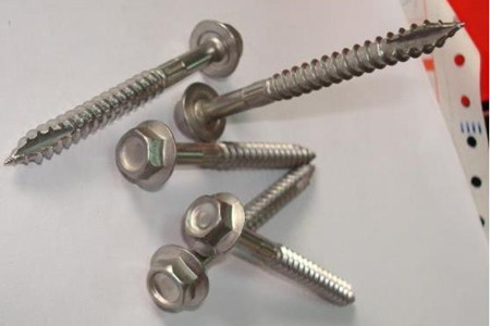 自攻螺釘?shù)氖褂眉记珊椭饕猛?/></p><p>　　2、該螺釘非常適合在木質(zhì)材料上使用。一般可以手工直接操作，由于人力限制，因此該螺釘尺寸一般都很小，使用范圍也有限。</p><p>　　3、該螺釘是把絲錐和螺栓結(jié)合在一起。前面部位是絲錐，后面部位是螺紋。當(dāng)用于比較柔軟的材料上面時，鉆好空就能夠直接擰入。由絲錐攻出螺紋，然后讓螺栓螺紋吃勁就可以完成緊固和連接。如果螺釘直徑較小，材料本身也很軟，甚至不用預(yù)先打孔，直接就可以使用。</p><p>　　4、螺釘在使用的時候，需要考慮直徑級數(shù)、每英寸長度螺紋數(shù)量和螺桿長度這三個重要參數(shù)。一般來說螺釘?shù)闹睆郊墧?shù)可以分為10級和12級兩種，對應(yīng)的螺釘直徑分別是4.87mm以及5.43mm;每英寸長度螺紋數(shù)量可以分為14、16、24三種，一般每英寸長度螺紋數(shù)量越多，就表明自鉆的能力越強。</p><p>　　<strong>主要用途</strong></p><p>　　該螺釘一般多用于薄的板材之間的連接和緊固。由于其螺紋為具有弧形三角截面的普通螺紋，加上螺紋表面硬度較高，因此在使用的時候，螺釘可以從被連接件螺紋底孔中攻出內(nèi)螺紋，從而實現(xiàn)連接目的。</p><p style=